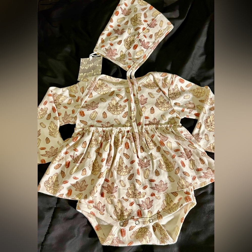 Kate Quinn crystals LS skirted bodysuit 18/24 EUC with matching BNWT elf hat